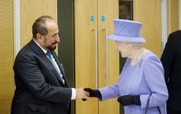 Soltane Ben Mohammad Al-Kassimi avec la reine d'Angleterre. D. R.